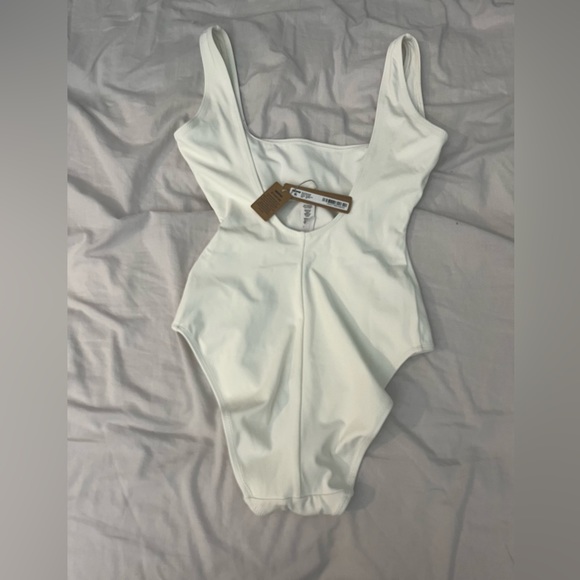 NWT SKIMS MARBLE SHAPING SWIM ONE PIECE - Picture 4 of 6